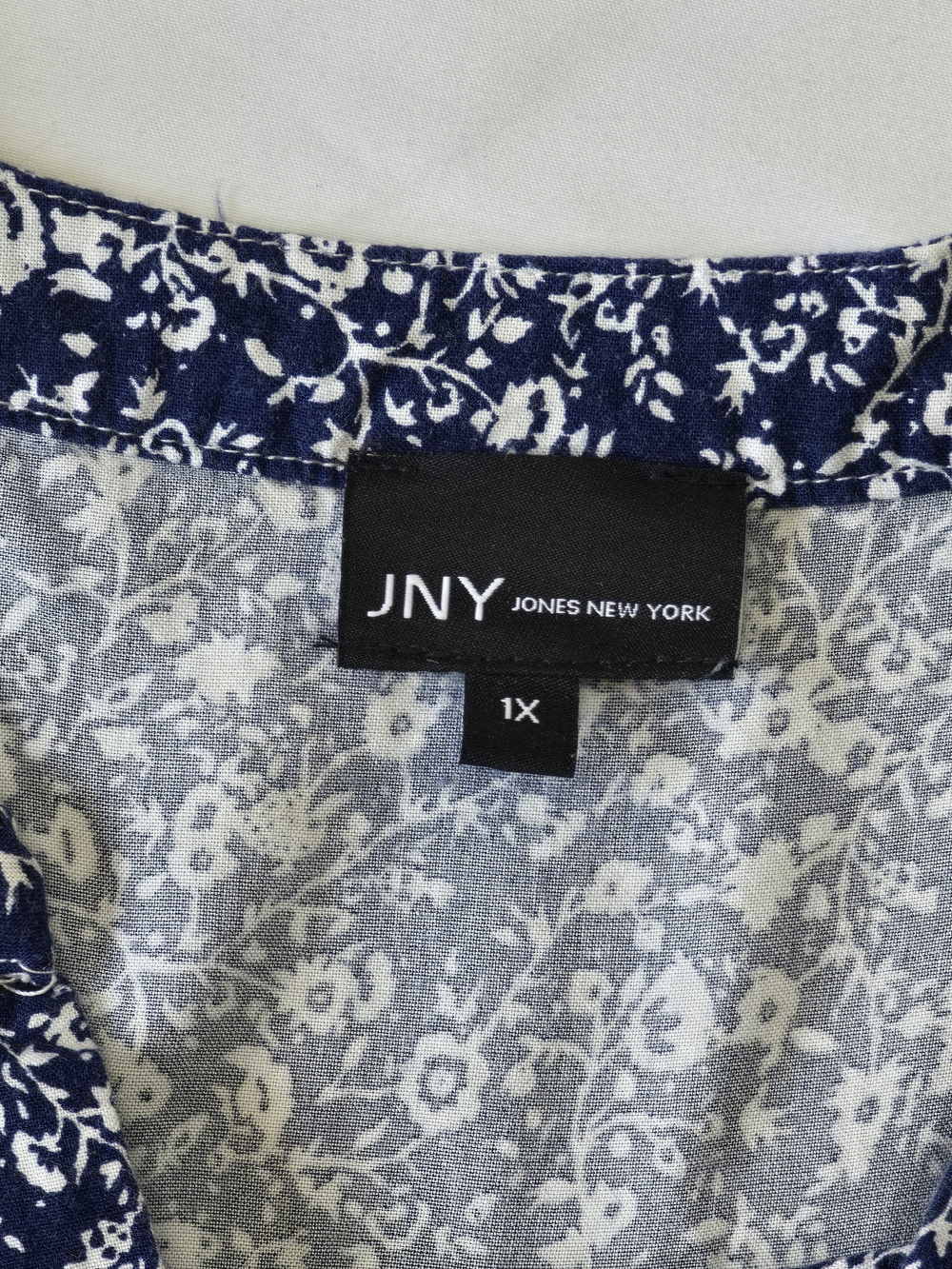 JNY Jones New York Dark Blue White Floral V-Neck Blouse Size 1X - Picture 5 of 9